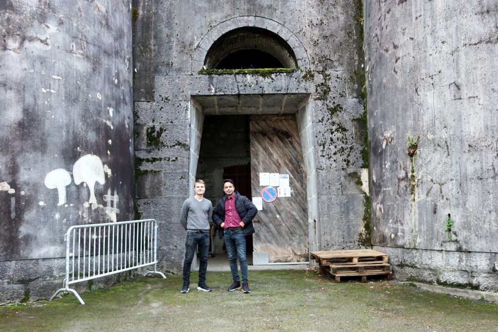 Maxime et Hamid devant les Caves de la Frise, la champignonnière urbaine d'Eybens